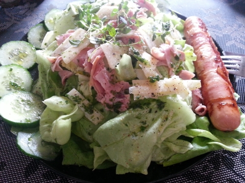 Berner Würstchen mit Salat